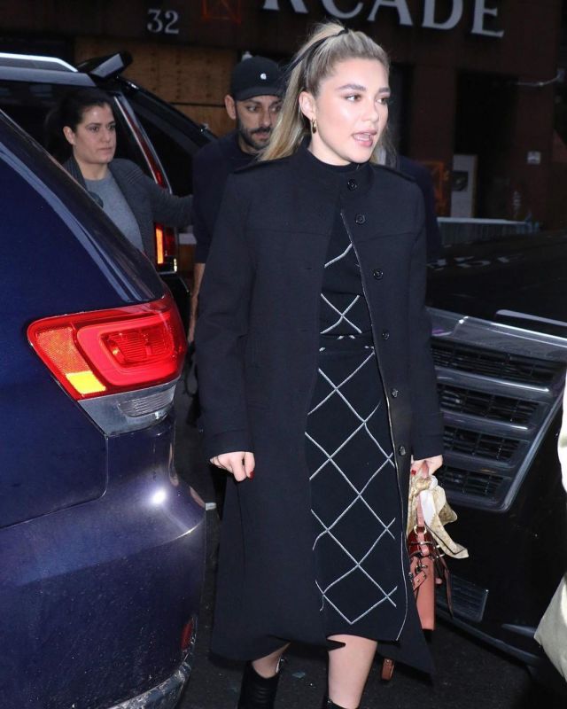 Chloé Aby Croc­o­dile Ef­fect Shoul­der Bag worn by Florence Pugh The Today Show December 10, 2019