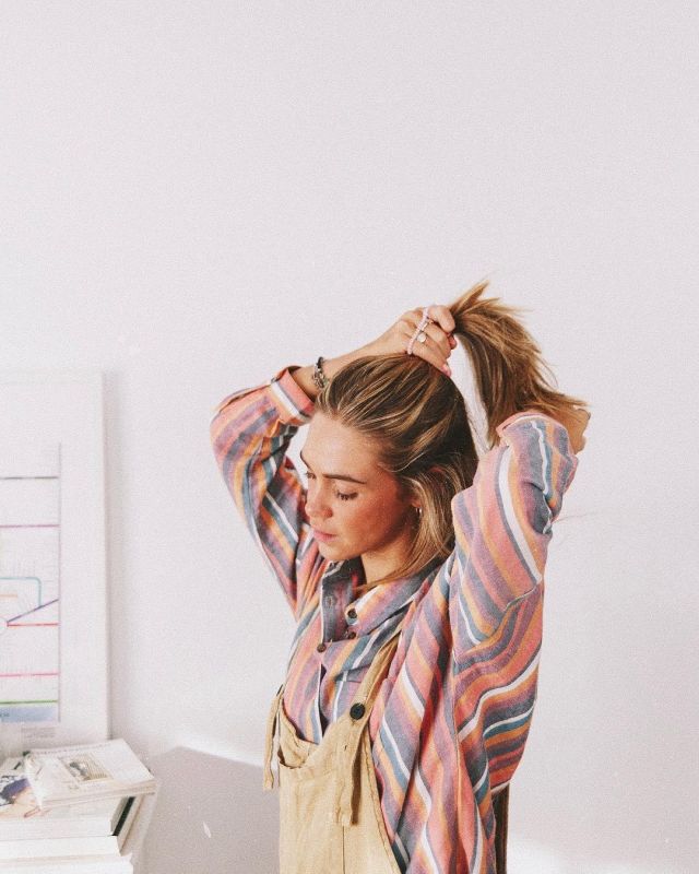 Camisa de rayas verticales de Carlota Weber Mazuecos en la cuenta de Instagram @carlotaweberm