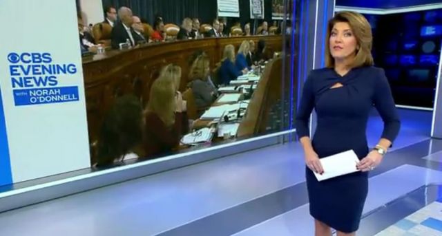 Giorgio Arman Marine Noué Cou Robe portée par Norah O'Donnell sur CBS Evening News, le 12 décembre 2019
