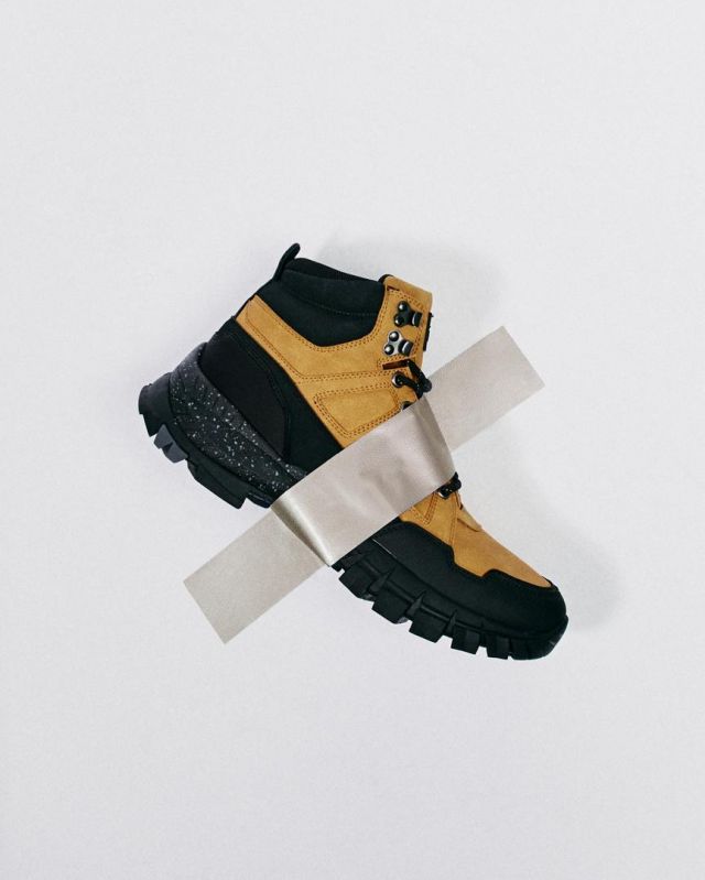 Bottine account on the Instagram of @pullandbear
