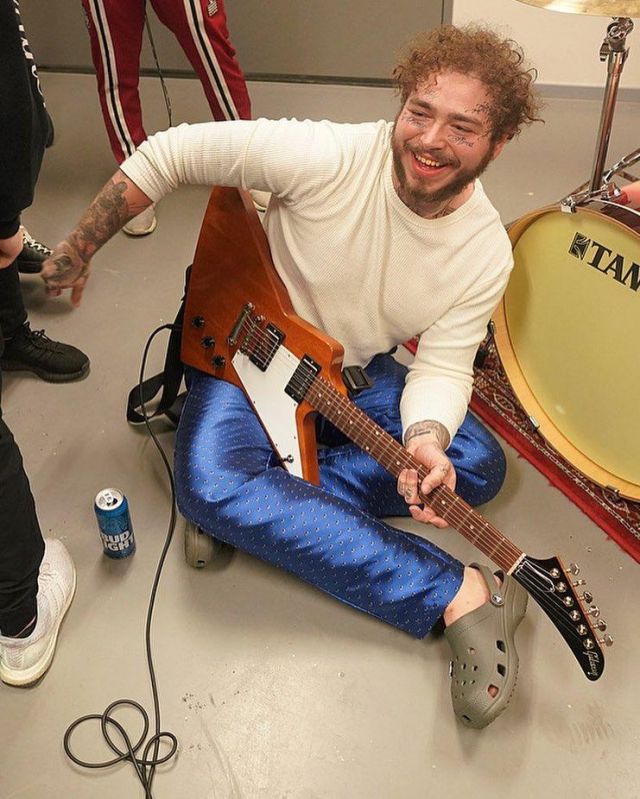 Crocs worn by Post Malone on the account Instagram of @postmalone