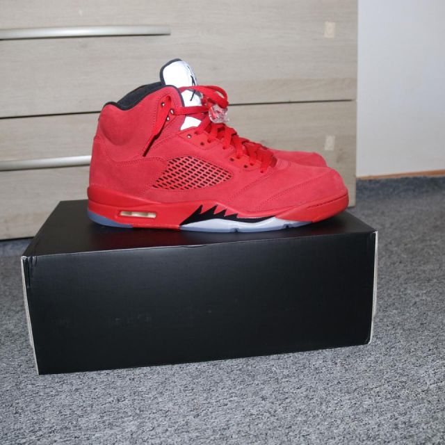 Jordan 5 Retro Red Suede on the account Instagram of @sneakers_loveur