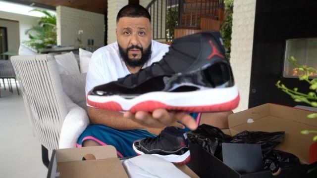 Les sneakers jordan noires, rouges et blanches de DJ Khaled sur le compte Instagram de @djkhaled