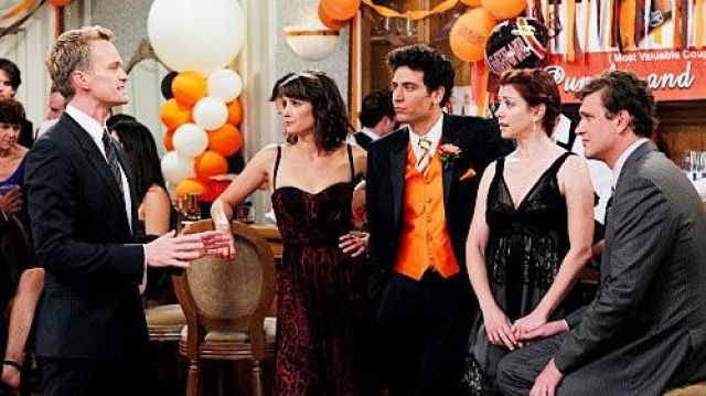 Le veston de costume orange de Ted Mosby (Josh Radnor) dans How I Met Your Mother (S07E01)