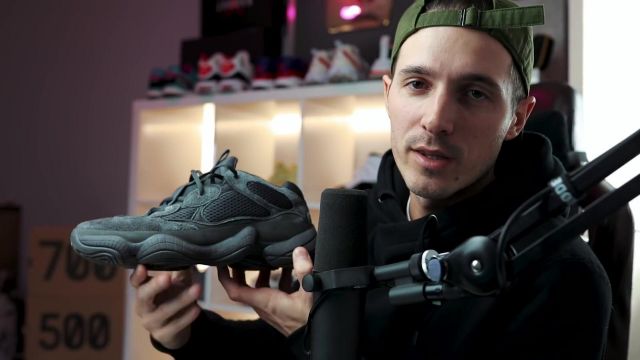El par zapatillas Adidas Yeezy 500 Utility Black en el vídeo my all my de Jimmy |