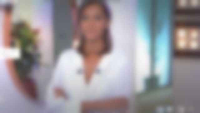 Le top col V à volants en soie de Karine Le Marchand dans C à vous le 13.12.2019