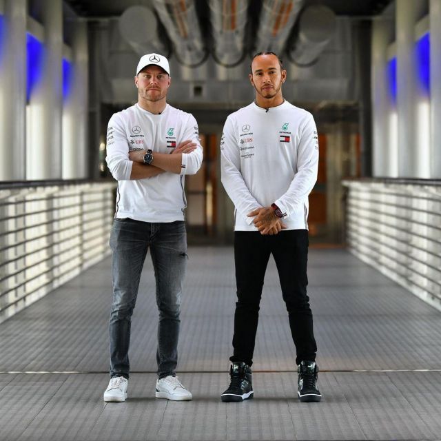 Mercedes AMG Petronas 2019 Team Long Sleeved T-Shirt - White 2019 de Lewis Hamilton sur le compte Instagram de @mercedesamgf1