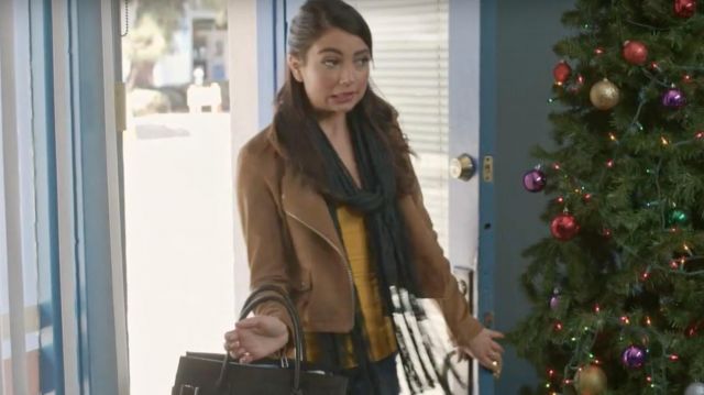 Pull yellow Haley (Cristine Prosperi) in let's get Married at Christmas