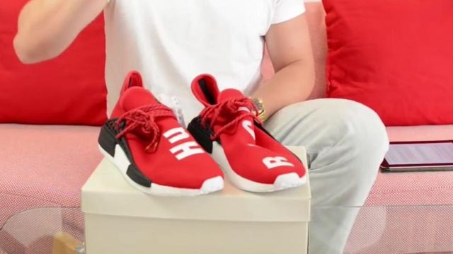 brydning Pornografi Databasen Red shoes of Pharrell Williams in the video PHARRELL X ADIDAS NMD HUMAN RACE  | Spotern