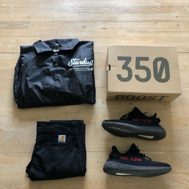 Yeezy 350 v2 black and red de Kanye west  sur le compte Instagram de @b2erus__ 