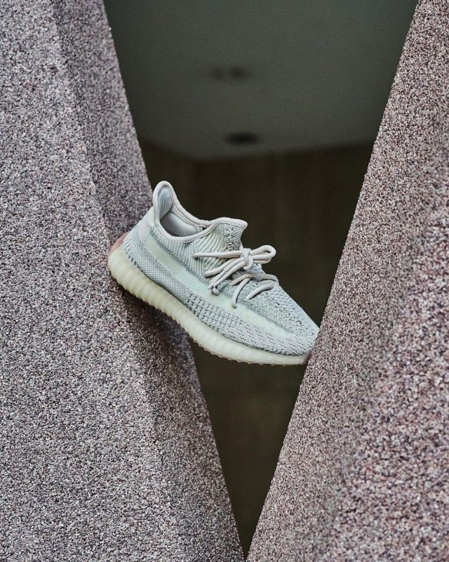 Yeezy boost 350 V2 citrrin not reflective of the Kanye West account on the Instagram of @wethenew