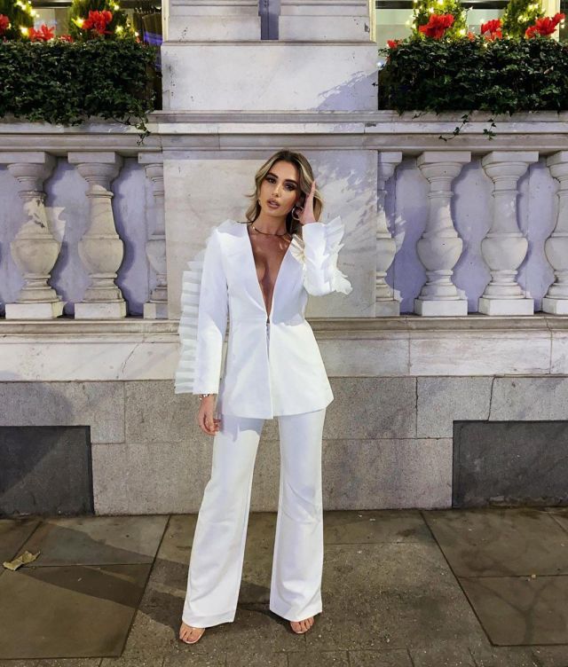White Trousers of Tia Lineker on the Instagram account @tialineker