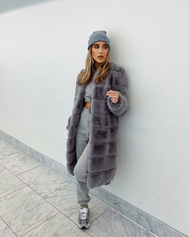 Grey Faux Fur Coat of Tia Lineker on the Instagram account @tialineker