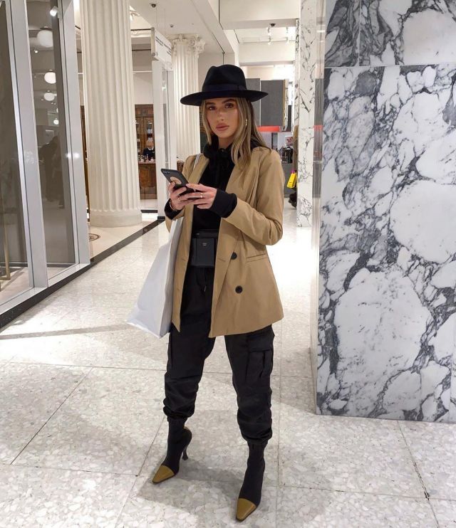 I Saw It First Camel Over­sized Fit­ted Blaz­er of Tia Lineker on the Instagram account @tialineker