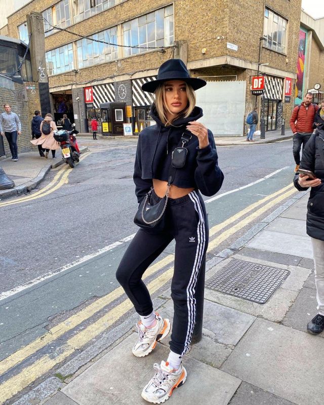 Navy Stripes Jog­gers of Tia Lineker on the Instagram account ...