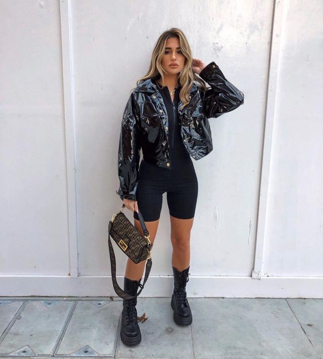 Over­sized Hood­ed Puffer of Tia Lineker on the Instagram account @tialineker