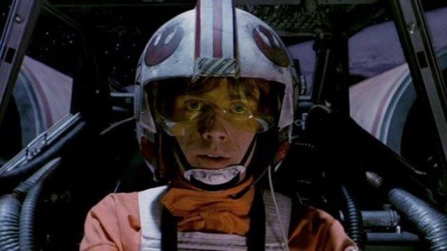 Le casque de pilote de Luke Skywalker (Mark Hamill) dans le film La Guerre des étoiles