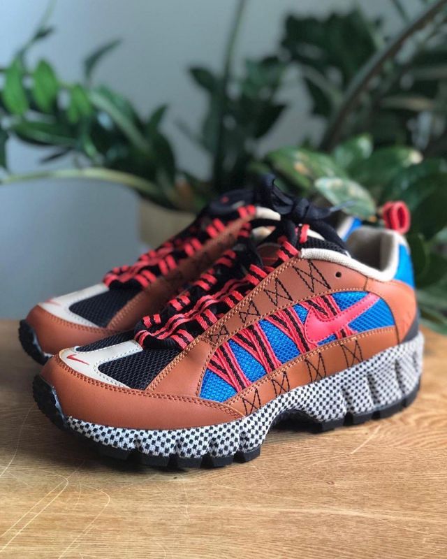nike air humara dark russet