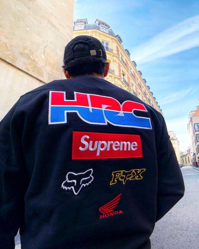 Supreme Honda Fox Racing Crewneck Black on the account Instagram of @agora.france