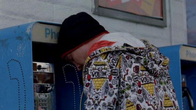 La veste à capuche blanche Volcom portée par Jesse Pinkman (Aaron Paul) dans Breaking Bad (S02E04)