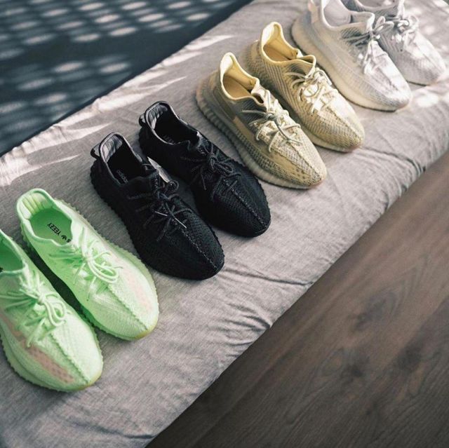 Yeezy 350 negro de Kanye West en la cuenta de Instagram de @thesolehousefr