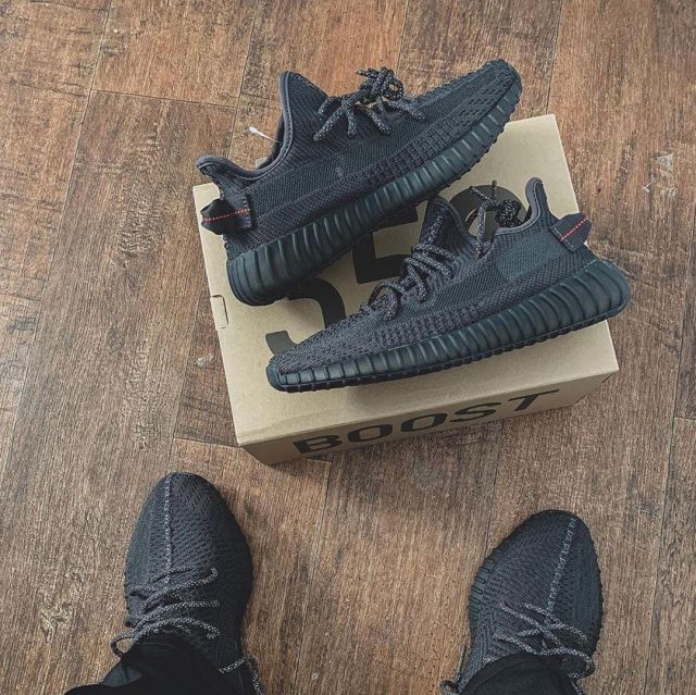 Yeezy 350 black  de Kanye west  sur le compte Instagram de @thesolehousefr 