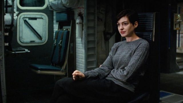 Le t-shirt gris à col rond et manche longues porté par Brand (Anne Hathaway) dans Interstellar