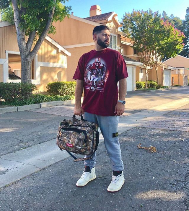 Sneakers Jogging Pants with Logo Stone Island of Qias Omar's account on the Instagram of @qiasomar