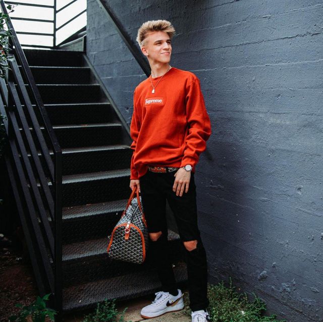 Sweatshirt supreme worn by Giancarlo purch account on the Instagram of @giancarlopurch 