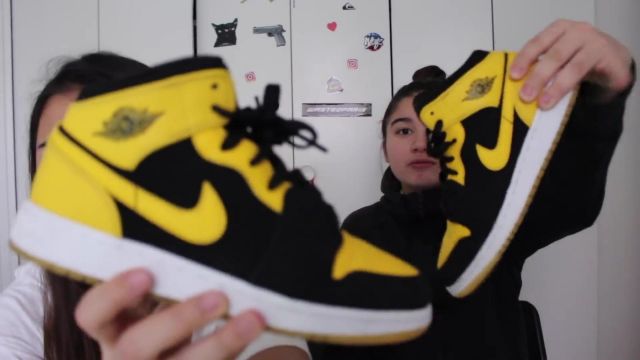Las zapatillas Nike Air Jordan amarillas y negras en el vídeo TIENE LAS MEJORES ZAPATILLAS? (BALENCIAGA, JORDANIA, NIKE..) | Spotern