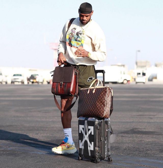 Suitcase Off White LeBron James on the account Instagram of @kingjames