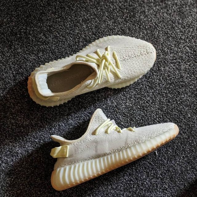 Sneakers Yeezy 350 citrine on the account Instagram of @wethenew 