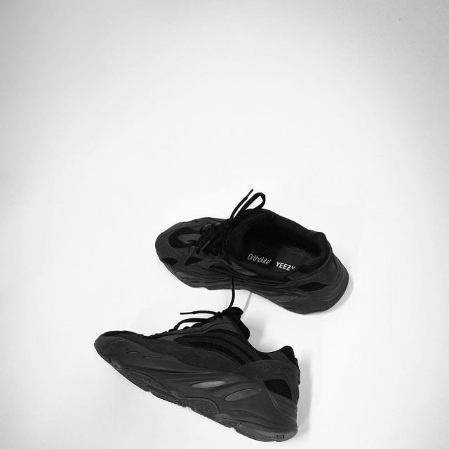 Sneakers Yeezy 700 Vanta account on the Instagram of @wethenew 