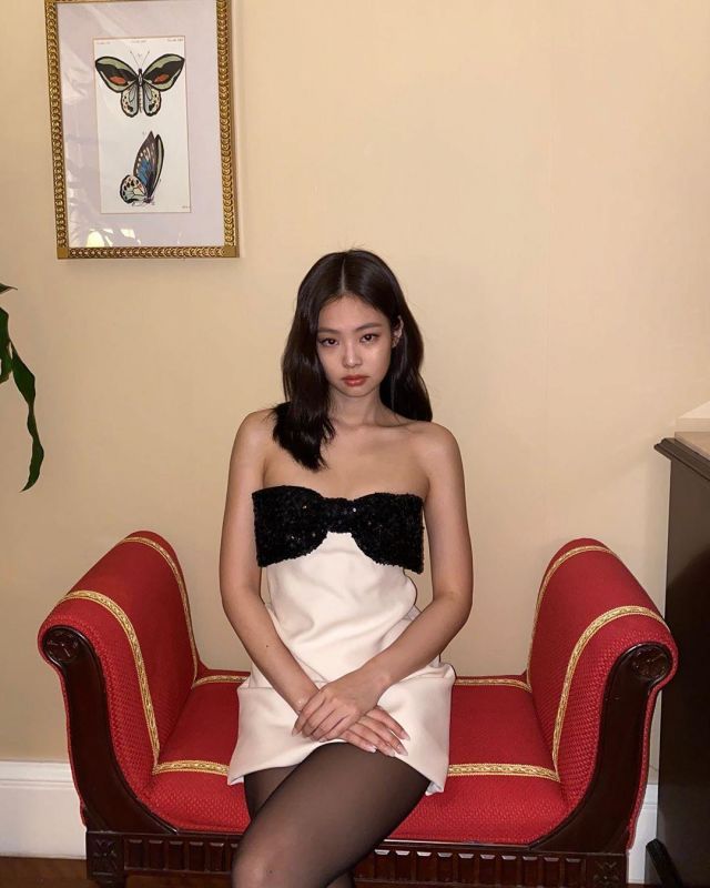 Robe blanche noeud noir portée par Jennie Kim sur le compte Instagram de @jennierubyjane