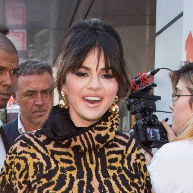 Givenchy pull à col Roulé Guépard pull en Jacquard de Selena Gomez sur Instagram account @selenagomez 14 décembre 2019