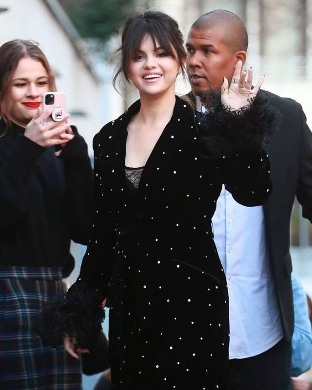 Paco Rabanne Sangles Noires Midi Robe de Selena Gomez sur Instagram account @selenagomez 14 décembre 2019