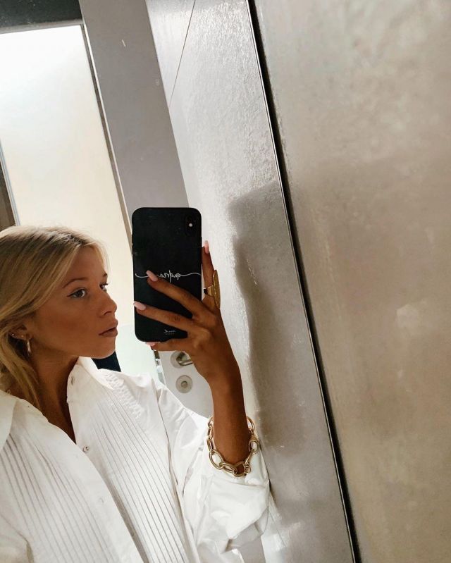 White Cot­ton Over­sized Shirt of Andrea Belver on the Instagram account @andreabelverf