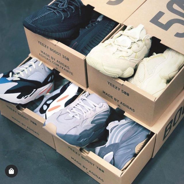 Adidas Yeezy 500 Super Moon Jaune sur le compte Instagram de @sneaker.tag