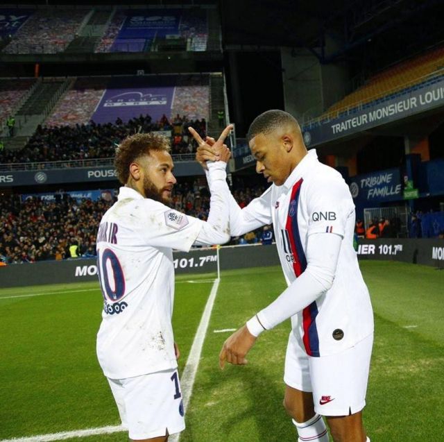 Le maillot blanc du PSG porté par Neymar sur son compte Instagram @neymarjr