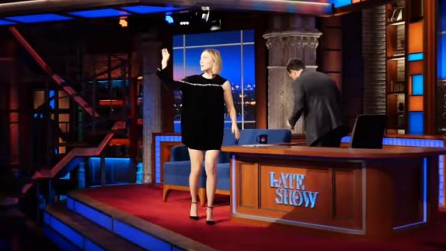 Christopher kane d'Un manche en Cristal orné de Velours Mini-Robe portée par Saoirse Ronan sur Le Late Show avec Stephen Colbert 14 décembre 2019