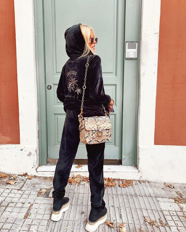 Black Jack­et of Andrea Belver on the Instagram account @andreabelverf