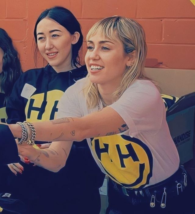 Miley Cyrus Happy Hippie Fondation du T-Shirt porté par Miley Cyrus Happy Hippie de Vacances le 13 décembre 2019