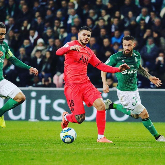 The Nike Jordan orange PSG carried by Mauro Icardi on his account Instagram @mauroicardi