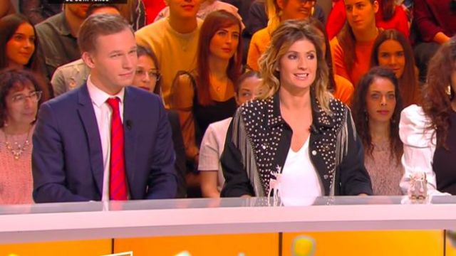 The oversize jacket, black jeans with studs and fringes of Caroline Ithurbide in It is that of the tv !the 16.12.2019