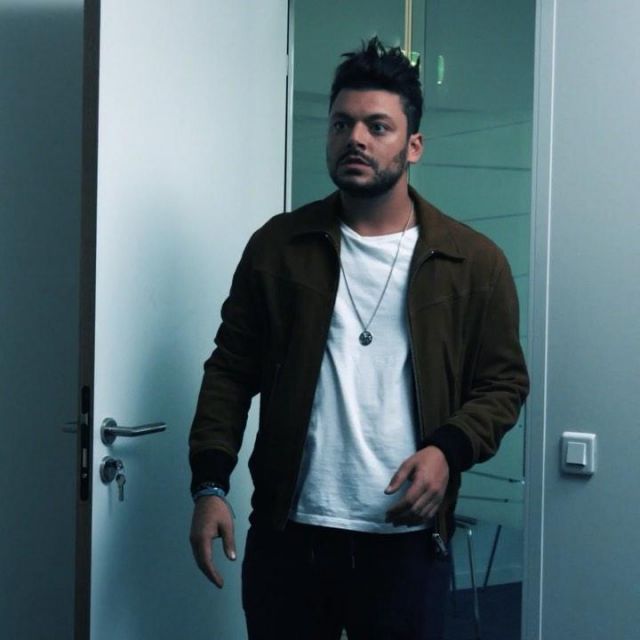 White t-shirt of Kev Adams account on the Instagram of @kevadams