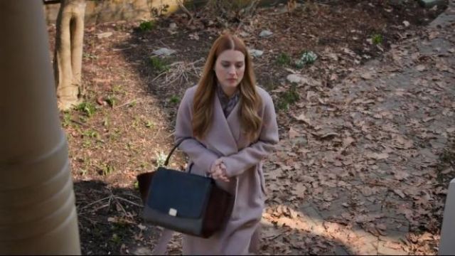 Black Brown Leather Shoul­der Bag worn by Melinda Monroe (Alexandra Breckenridge) in Virgin River Season 1 Episode 1