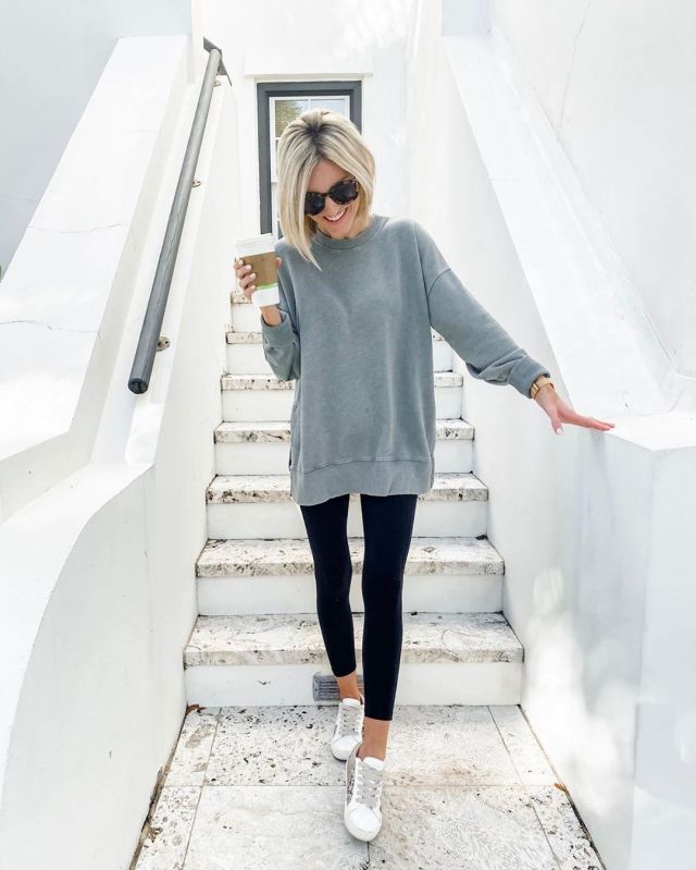 Over­sized Sweat­shirt of Brittany on the Instagram account @loverlygrey