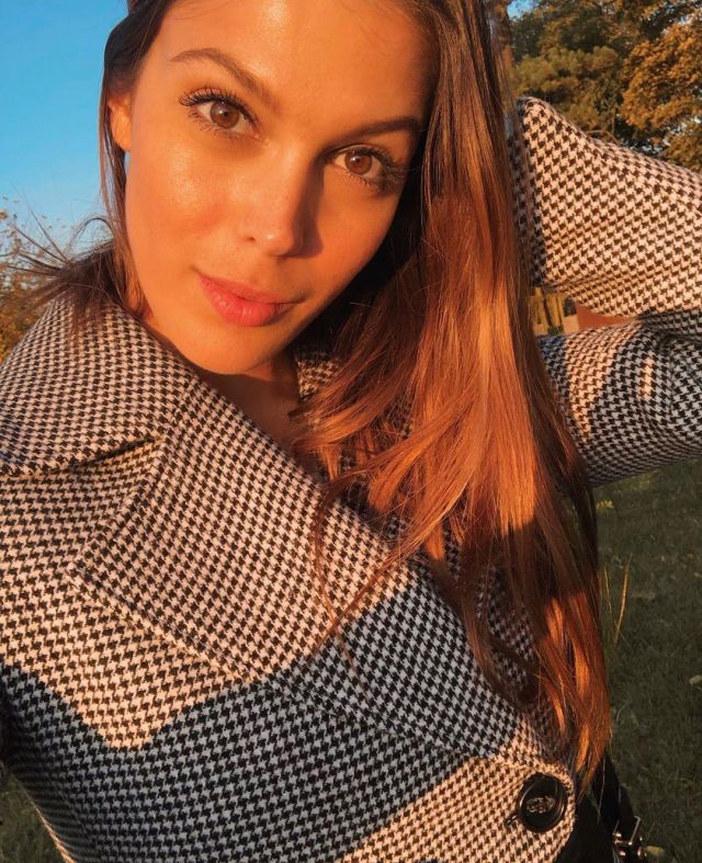 The coat plaid black and white Iris Mittenaere on the account Instagram of @irismittenaeremf
