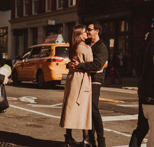 Le long manteau camel d'Iris Mittenaere sur le compte Instagram de @irismittenaeremf