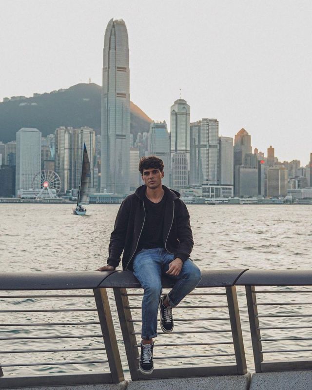 The sweatshirt zipped in black worn by Daniel Illescas on the account Instagram of @danielillescas